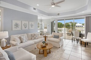 TV, DVD player - LAKEFRONT! UPDATED IN PAST 3 months ! Fish out back from porch! Minutes to beach (Miramar Beach)