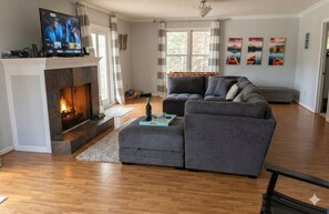 Smart TV, chimenea, reproductor de DVD, futbolito