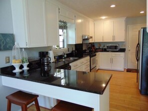 Kylskåp, mikrovågsugn, ugn och spishäll