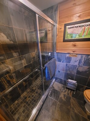 Suihku, hiustenkuivaaja, pyyhkeet, saippua