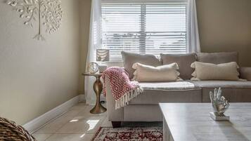 Smart TV, Netflix, Hulu, streaming services