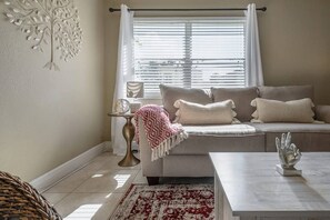 Smart TV, Netflix, Hulu, streaming services - Family Getaway/ King/Queen Beds/ Parking+Safe (Tampa)