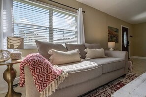 Smart TV, Netflix, Hulu, streaming services