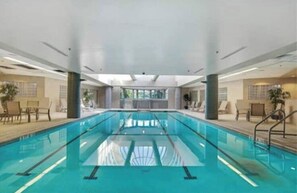 Alberca techada y alberca al aire libre