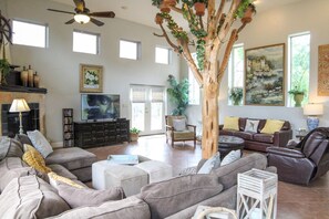 Smart-tv, eldstad, dvd-spelare och böcker