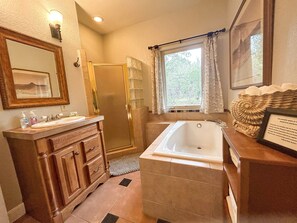 Ensemble douche/baignoire, sèche-cheveux, serviettes fournies, savon