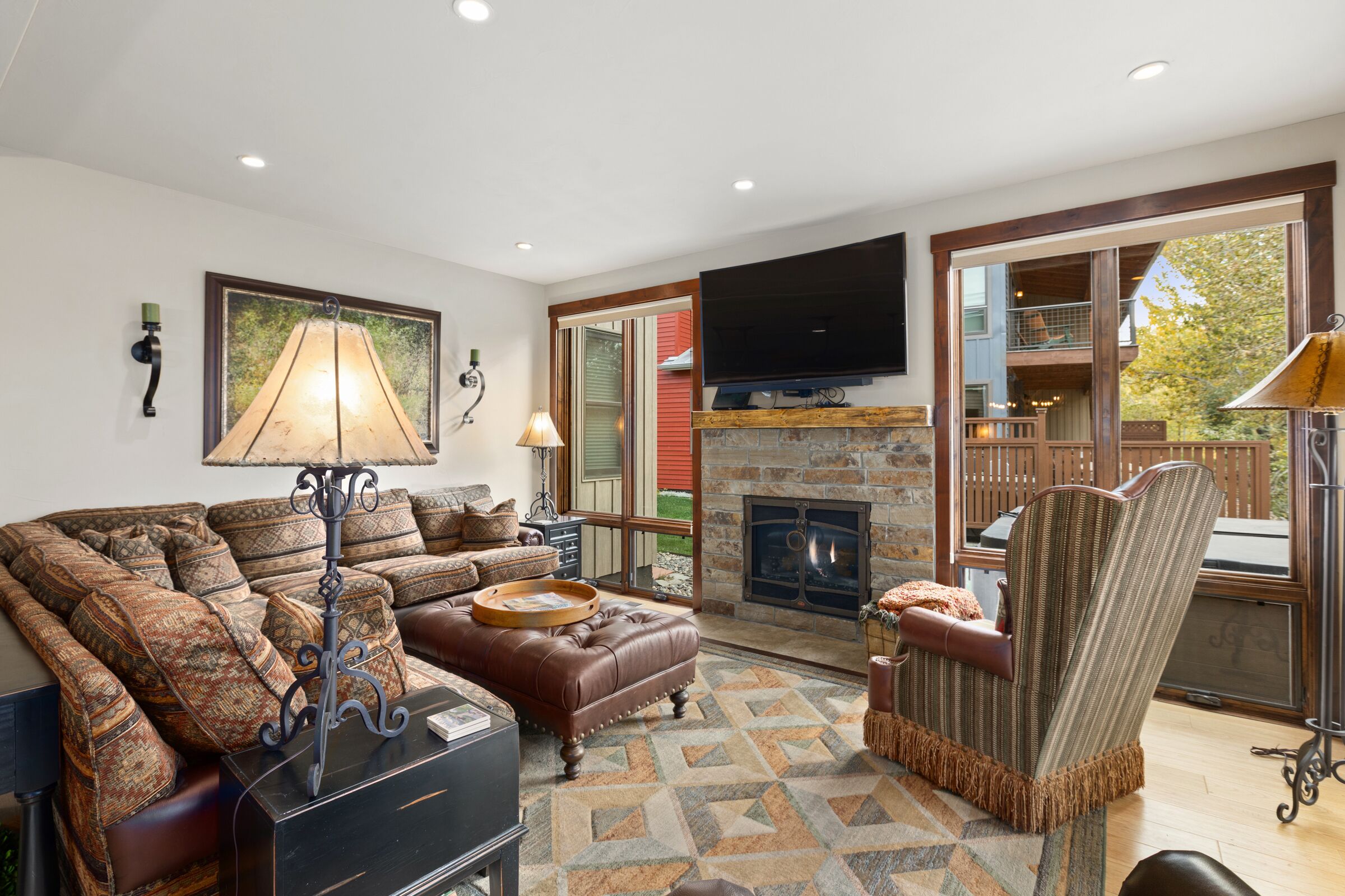 Luxury creek side cabin with 4 master bedrooms & 1000 feet of creek side decks 