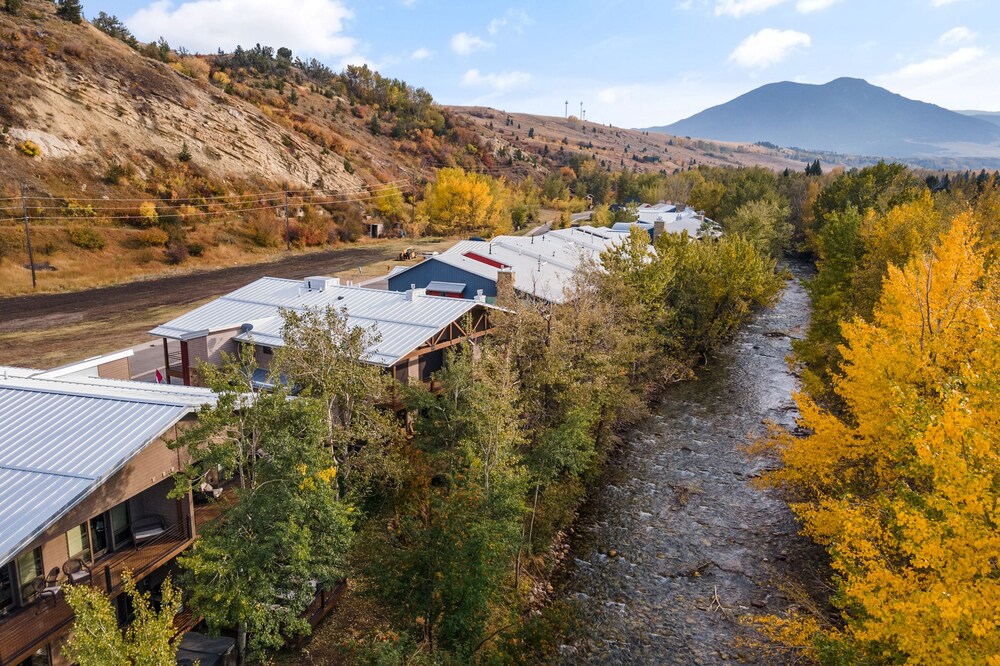 Luxury creek side cabin with 4 master bedrooms & 1000 feet of creek side decks