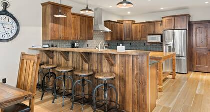 Luxury creek side cabin with 4 master bedrooms & 1000 feet of creek side decks