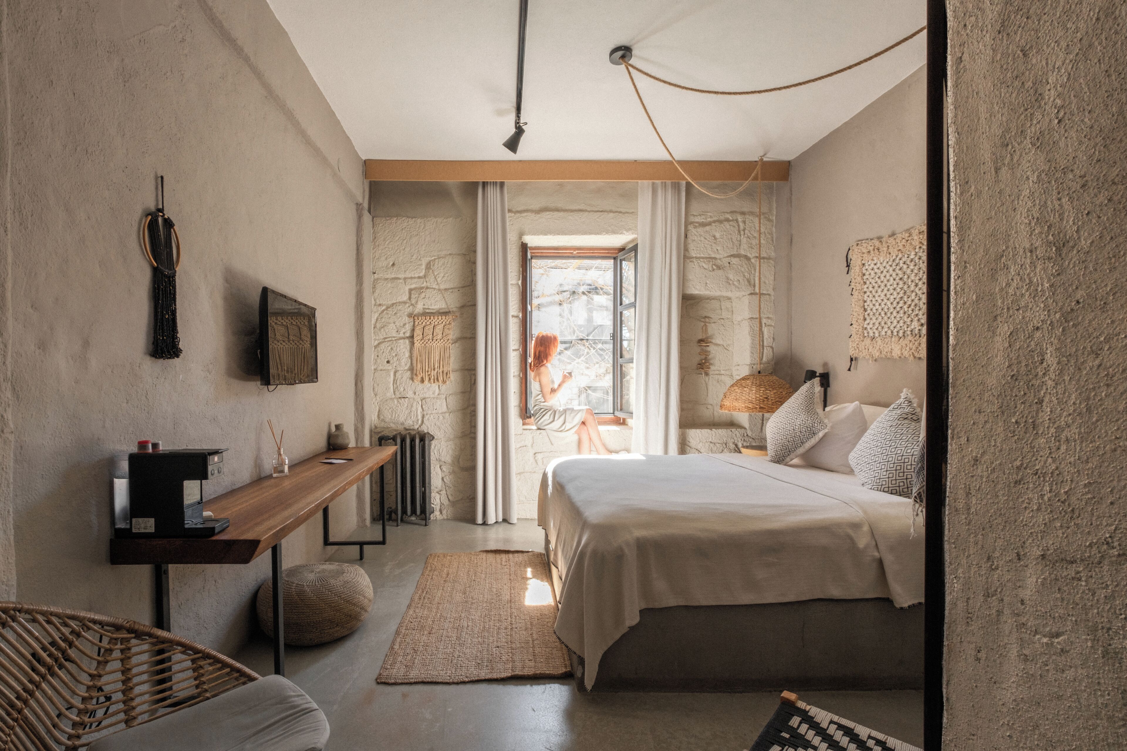 ميني بار وخزنة داخل الغرفة ومكتب وواي فاي مجانًا