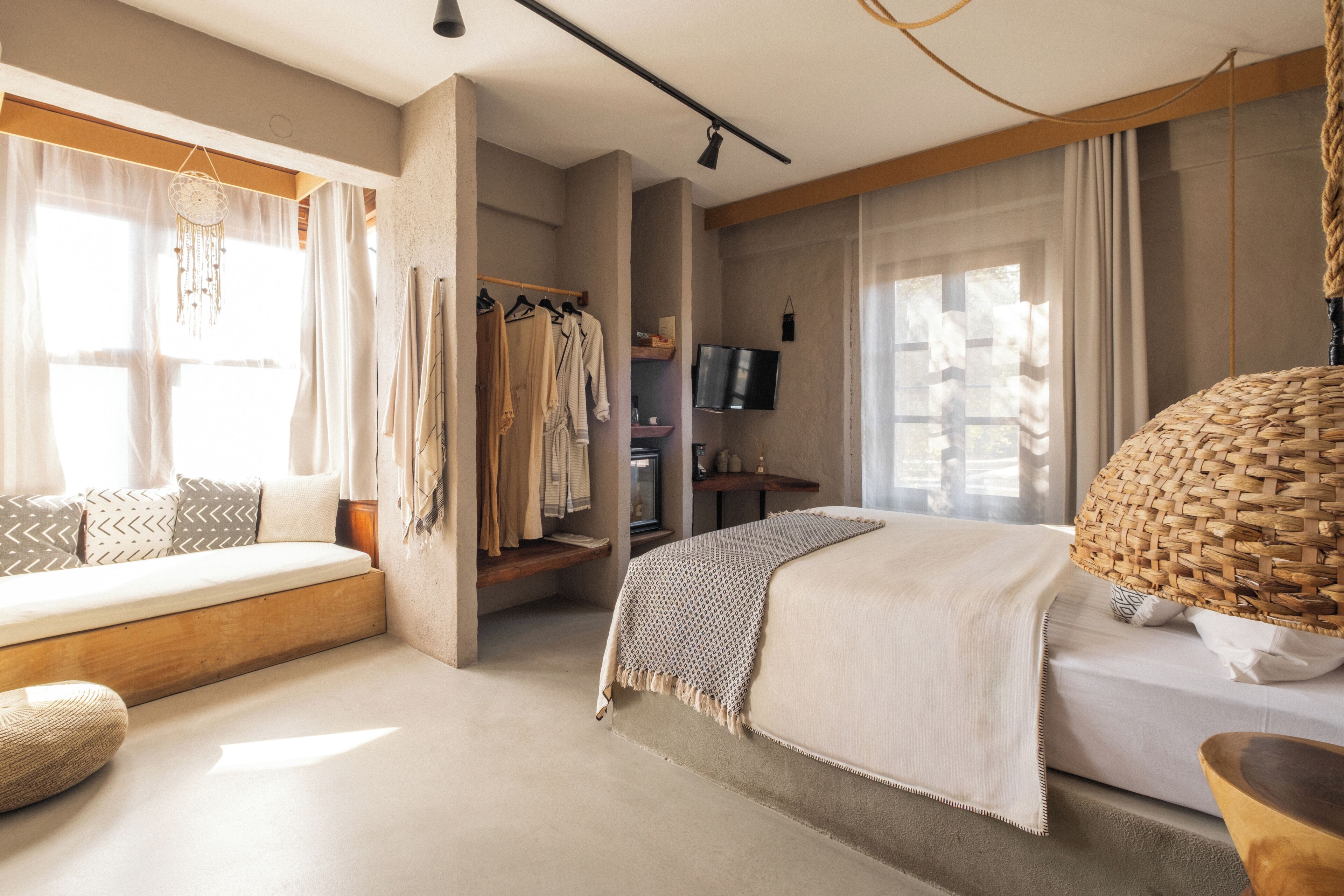 ميني بار وخزنة داخل الغرفة ومكتب وواي فاي مجانًا