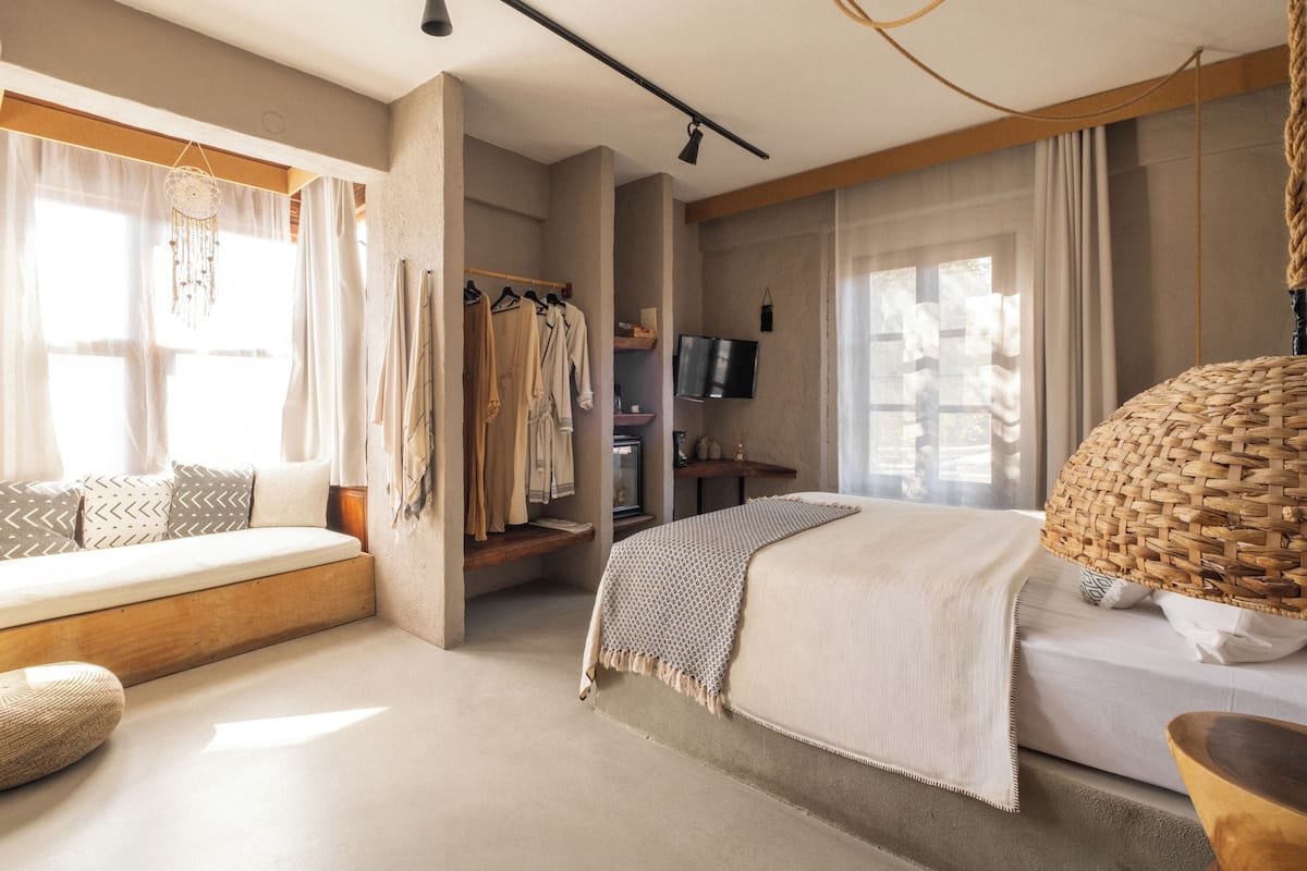 ميني بار وخزنة داخل الغرفة ومكتب وواي فاي مجانًا