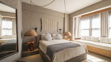 Executive Suit | Minibar, in-room safe, desk, free WiFi