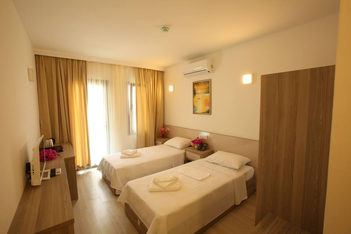 standard room | premium bedding, minibar, in-room safe, desk