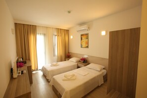 Rom – standard | Sengetøy av topp kvalitet, minibar, safe på rommet og skrivebord