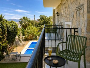 Værelse - udsigt til pool (Garden View) | Terrasse/gårdhave