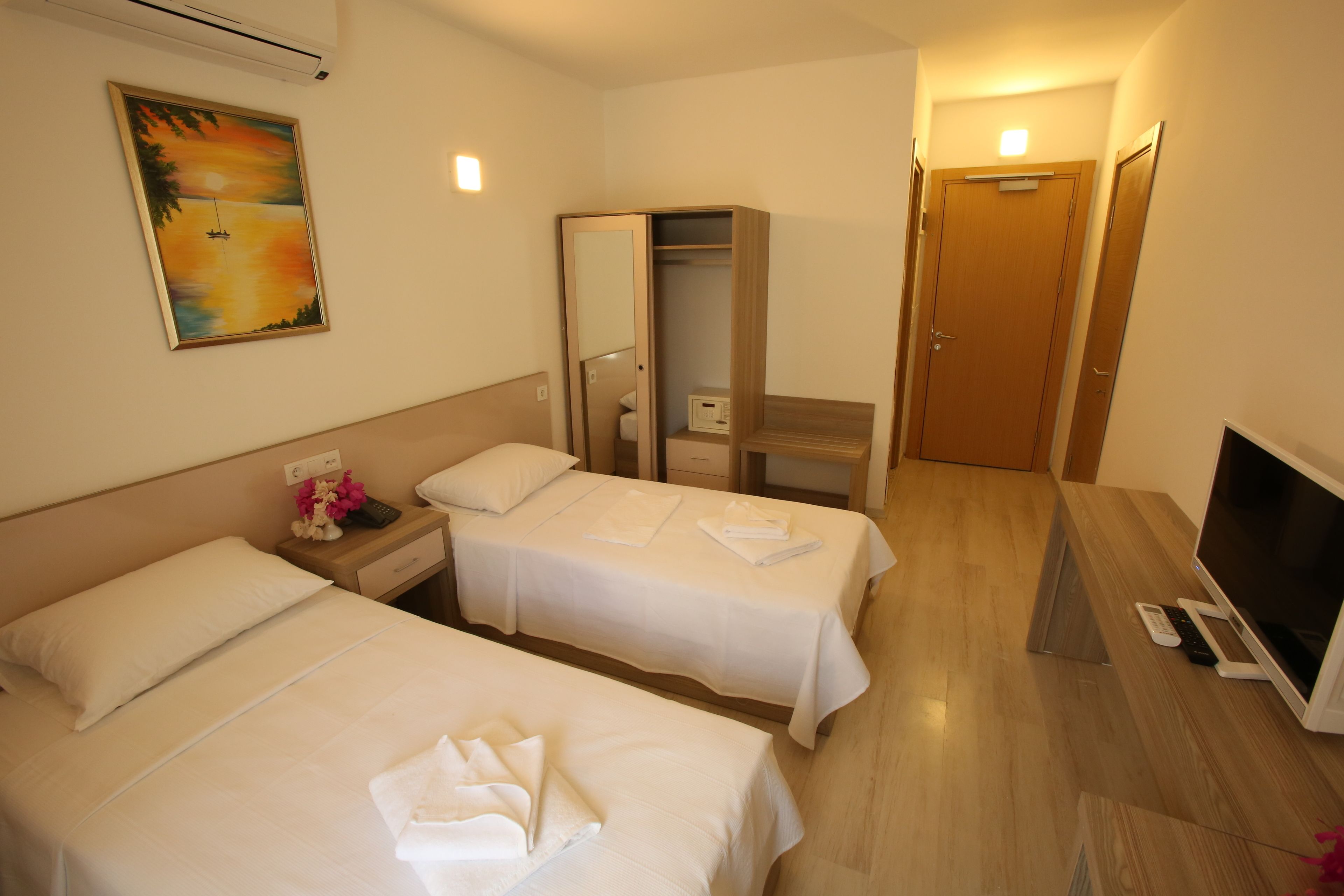 standard room | premium bedding, minibar, in-room safe, desk