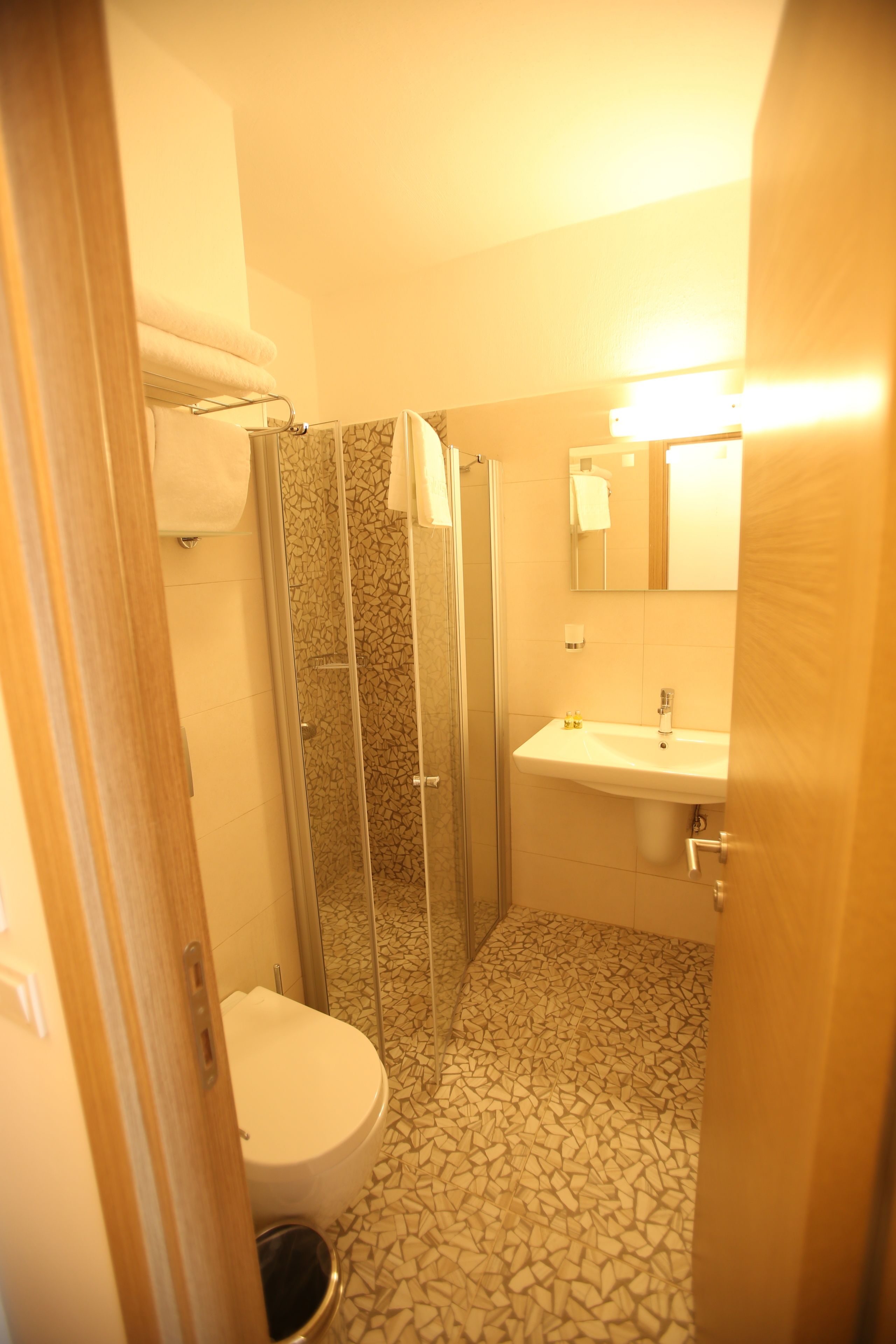 shower, rainfall showerhead, free toiletries, hair dryer