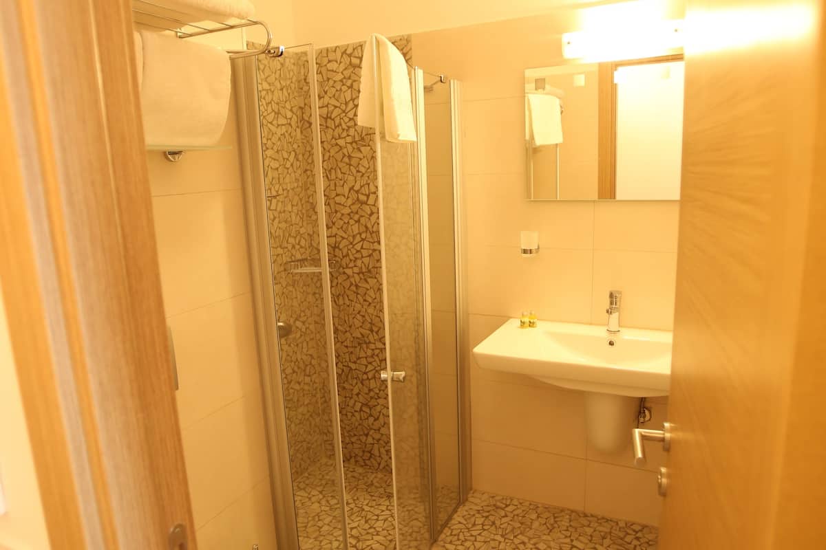 shower, rainfall showerhead, free toiletries, hair dryer