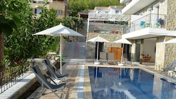 Una piscina al aire libre de temporada