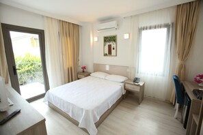 Rom, bassengutsikt (Garden View) | Sengetøy av topp kvalitet, minibar, safe på rommet og skrivebord