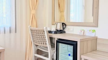 Bộ đồ giường cao cấp, minibar, két bảo mật tại phòng, bàn