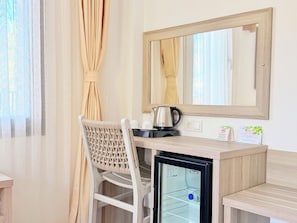 Luxe beddengoed, een minibar, een kluis op de kamer, een bureau