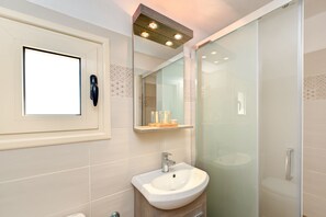 Apartment | Bathroom | Shower, free toiletries, hair dryer, towels - MiCasa (Santorini)
