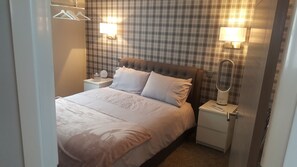Apartament de luxe, 1 dormitori, vistes al turó | Sala d'estar | Televisor de pantalla plana