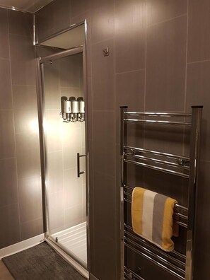 Dusche, kostenlose Toilettenartikel, Haartrockner, Handtücher
