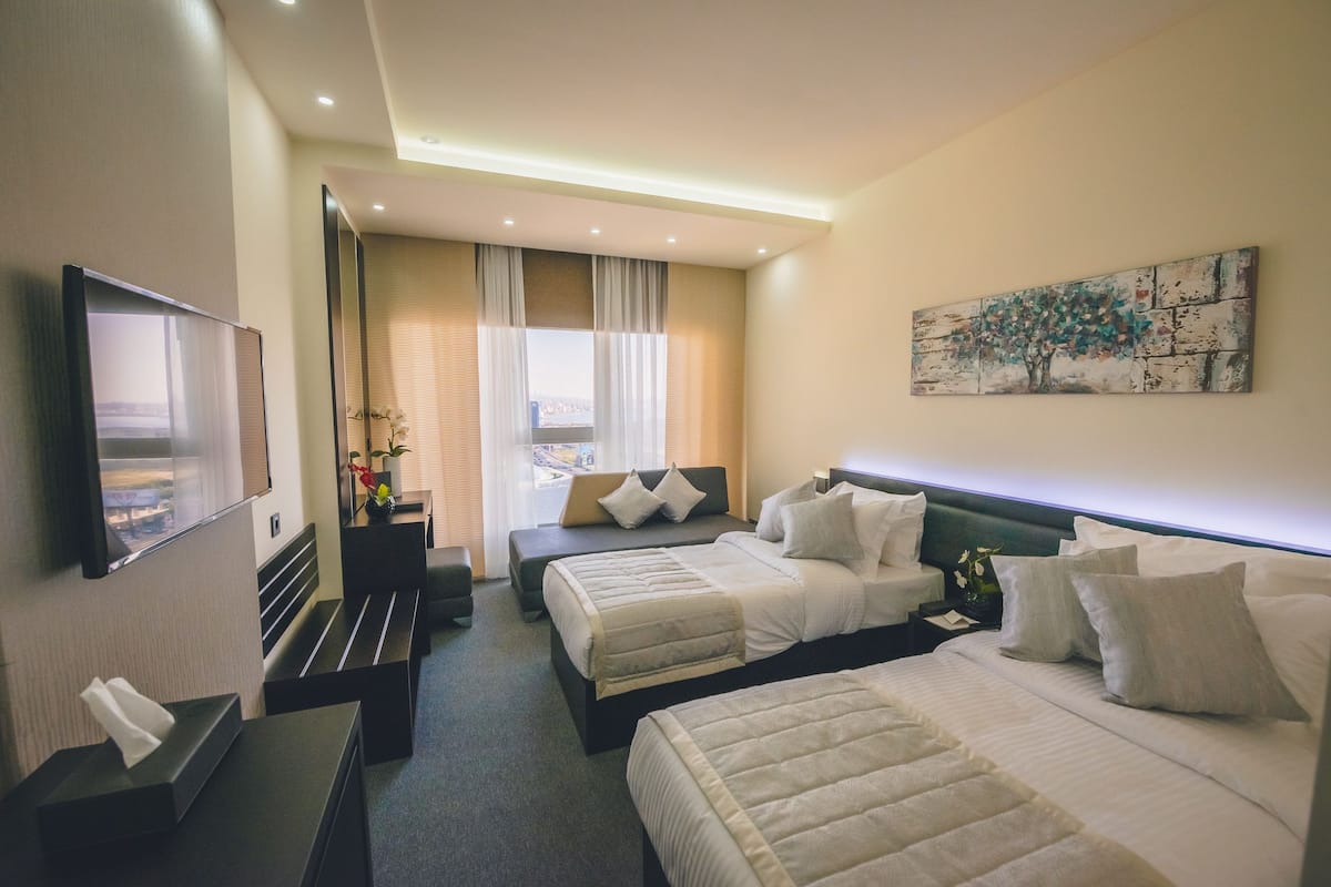 1 bedroom, Egyptian cotton sheets, premium bedding, down comforters