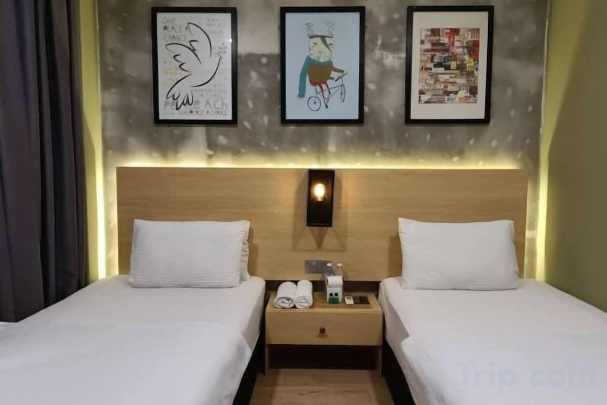 Escritorio, wifi gratis y ropa de cama