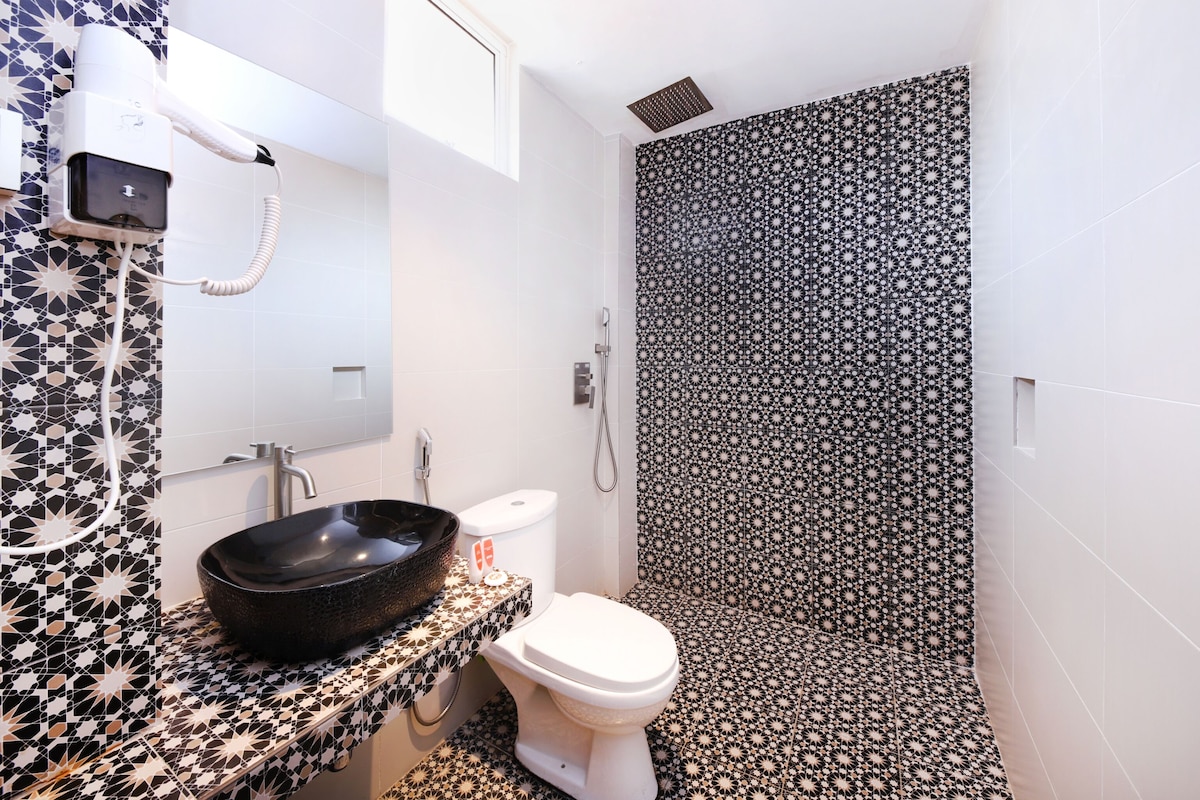 Ducha, artículos de tocador gratuitos, secador de pelo, toallas