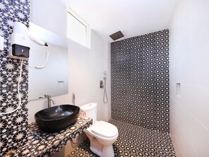 Duş, ücretsiz banyo/kozmetik ürünleri, havlu 