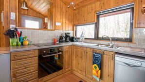 Private kitchen - Drumbuie Lodge, Countryside Cabin Near Beauly (Beauly)
