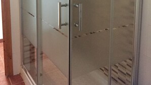 Twin Room, Sea View | Bathroom shower - Hostal Casa Francisco el de Siempre (Vejer de la Frontera)