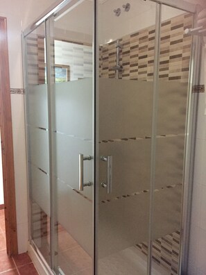 Habitación con 2 camas individuales, vista al mar | Regadera en el baño