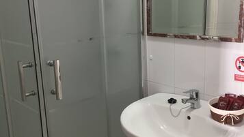 Kahden hengen huone (kaksi sänkyä) | Kylpyhuone | Suihku, ilmaiset hygieniatuotteet