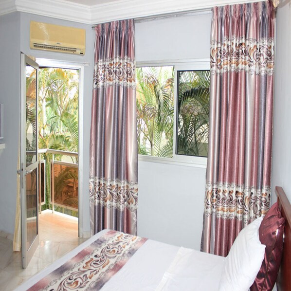 Penthouse Comfort, 2 kamar tidur, balkon | Meja kerja, tirai kedap cahaya, dan tempat tidur bayi gratis