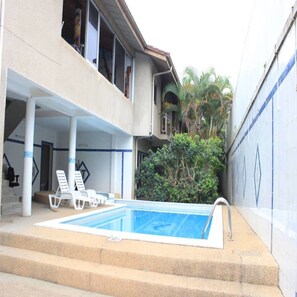 Kolam renang outdoor, dengan payung kolam renang