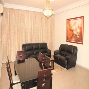 Penthouse Comfort, 2 kamar tidur, balkon | Area keluarga | TV layar datar