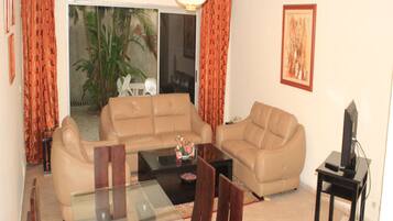 Penthouse tiện nghi đơn giản, 2 phòng ngủ, ban công | Khu phòng khách | TV màn hình phẳng