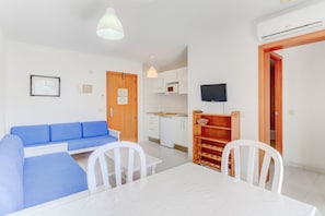 Apartment, 1 Schlafzimmer, Balkon | Wohnbereich | Flachbildfernseher