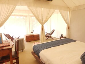 Tenda Premium (Luxury) | Meja kerja, tempat tidur lipat/tambahan, dan seprai linen