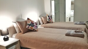 A hotel room with two beds, a nightstand, a lamp, and a mirror. - Skytrek Willow Springs Station (Flinders Ranges)
