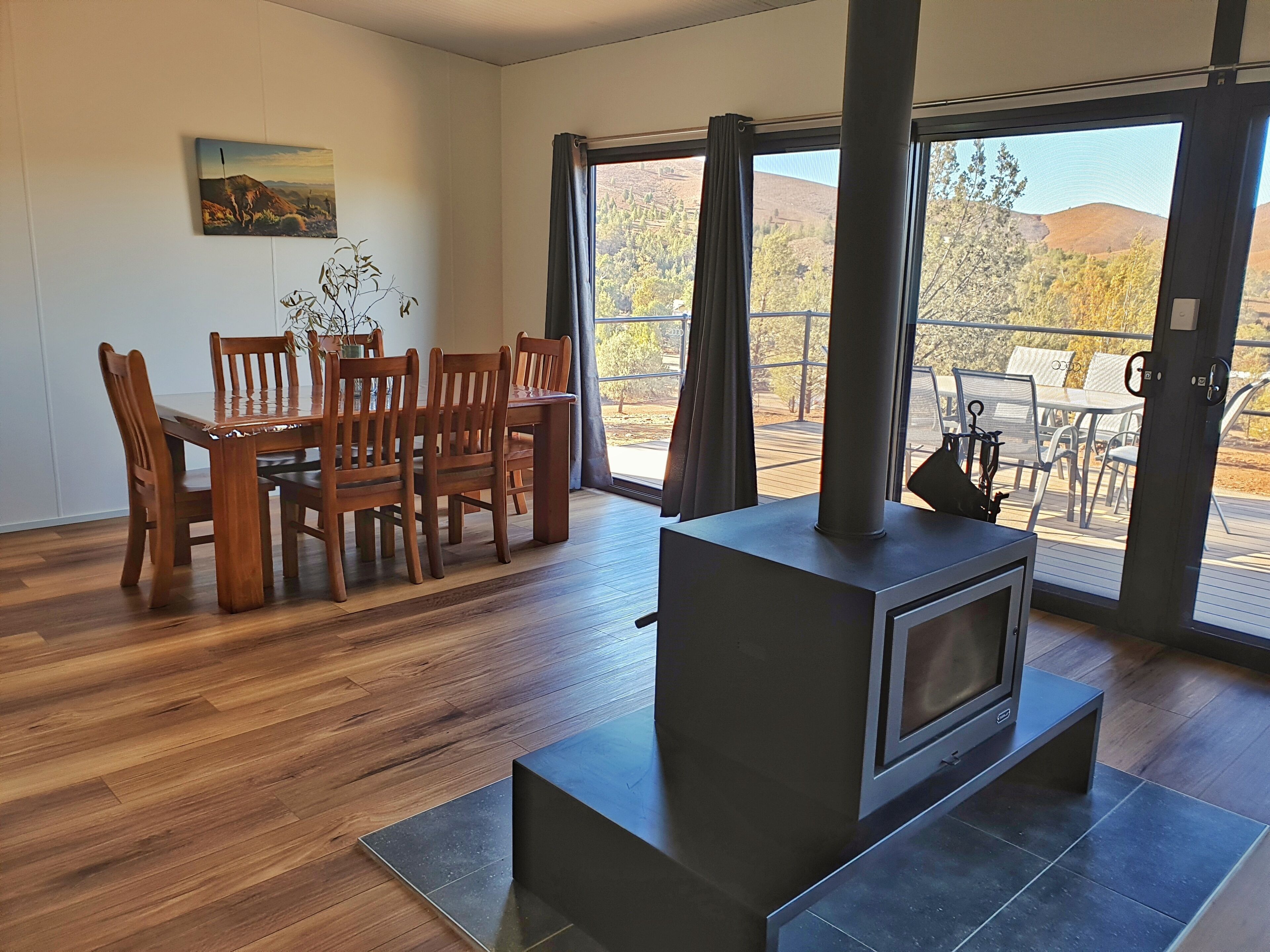 Villa – executive, 2 soverom, peis, dalutsikt | Oppholdsområde | En 32-tommers LCD-TV med kabel-kanaler samt TV og DVD-spiller