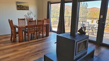 Villa – executive, 2 soverom, peis, dalutsikt | Oppholdsområde | En 32-tommers LCD-TV med kabel-kanaler samt TV og DVD-spiller