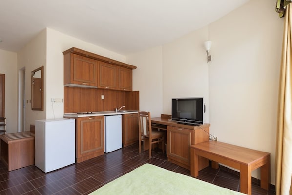 1 bedroom, desk, iron/ironing board, cots/infant beds