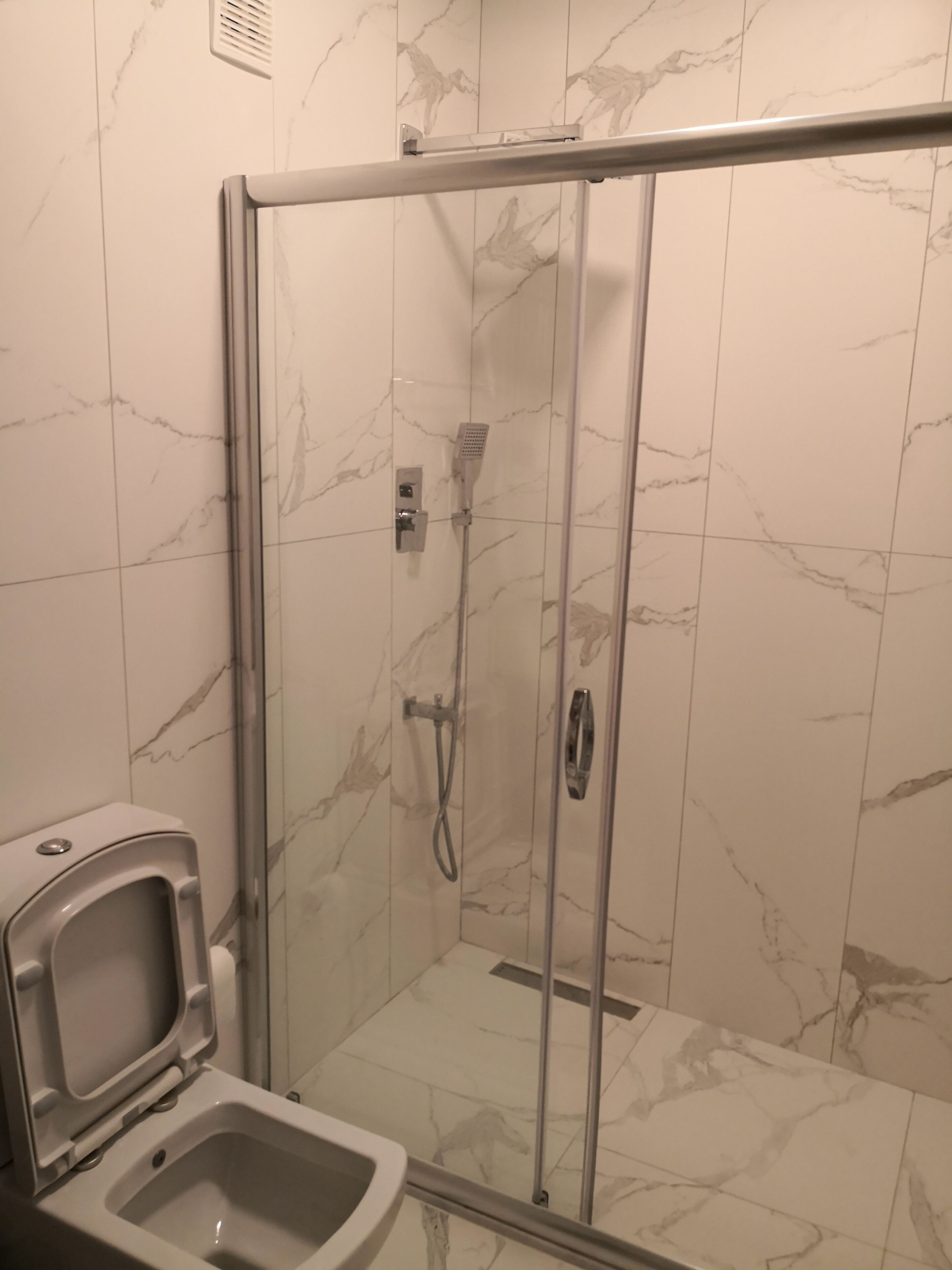 deluxe double room | bathroom | shower, free toiletries, hair dryer, towels