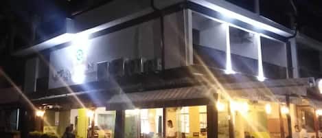Façade de lâhĂ©bergement - soirĂ©e/nuit
